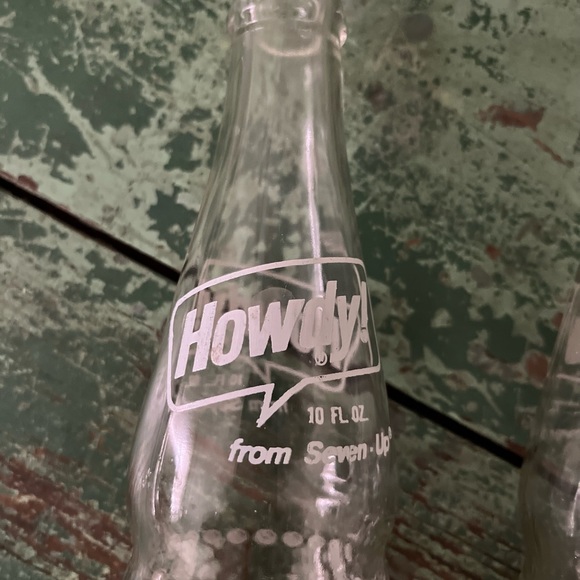 Vintage “ Howdy” soda bottles. A 7-up pruduct - Picture 2 of 4